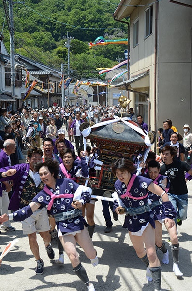 真鍋島の走り神輿 笠岡市 観光スポット カラフル備中 岡山県 備中県民局